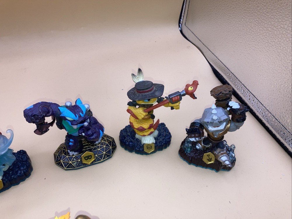 8 Skylanders Figure Lot