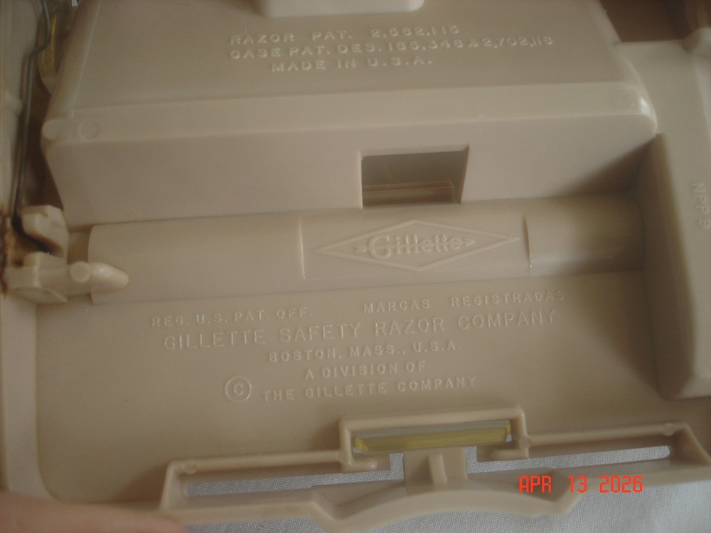 NICE! CLEAN! BOXED 1957 GILLETTE DE SAFETY RAZOR Date Code C2 TTO FLARE TIP USA