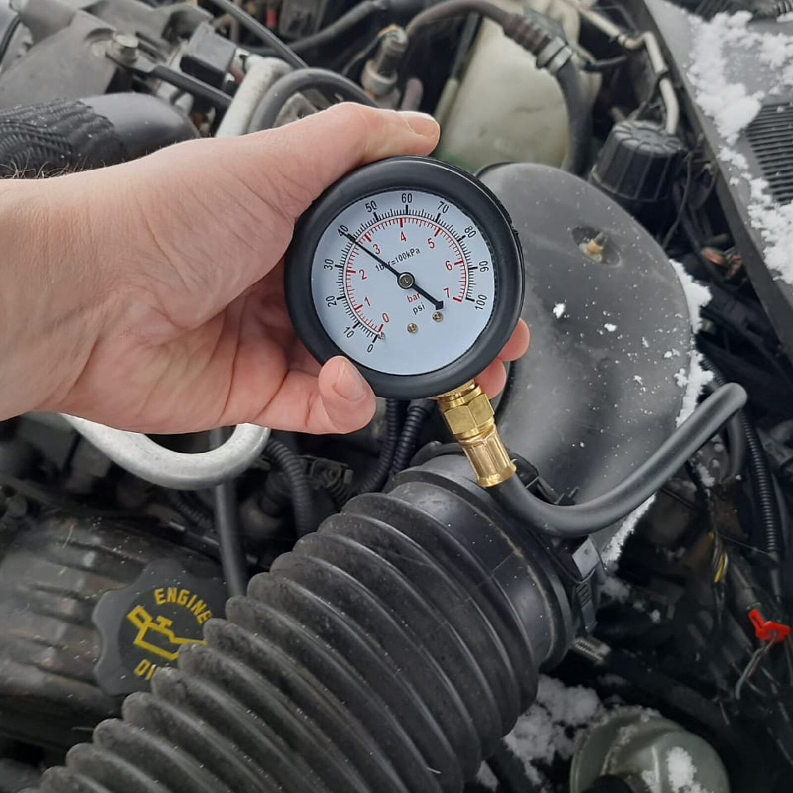 100PSI Fuel Injection Pressure Tester Gauge with 3 Quick Connectors Set for Cars