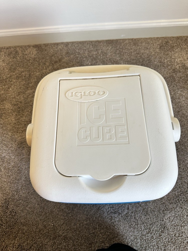 Igloo Ice Cube 12 Quart 14 Can Plastic Cooler With Top Tray Handle