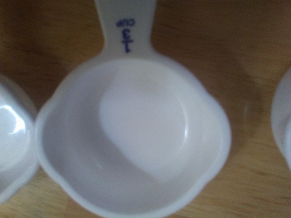 Tupperware curved handled measuring cups ergo