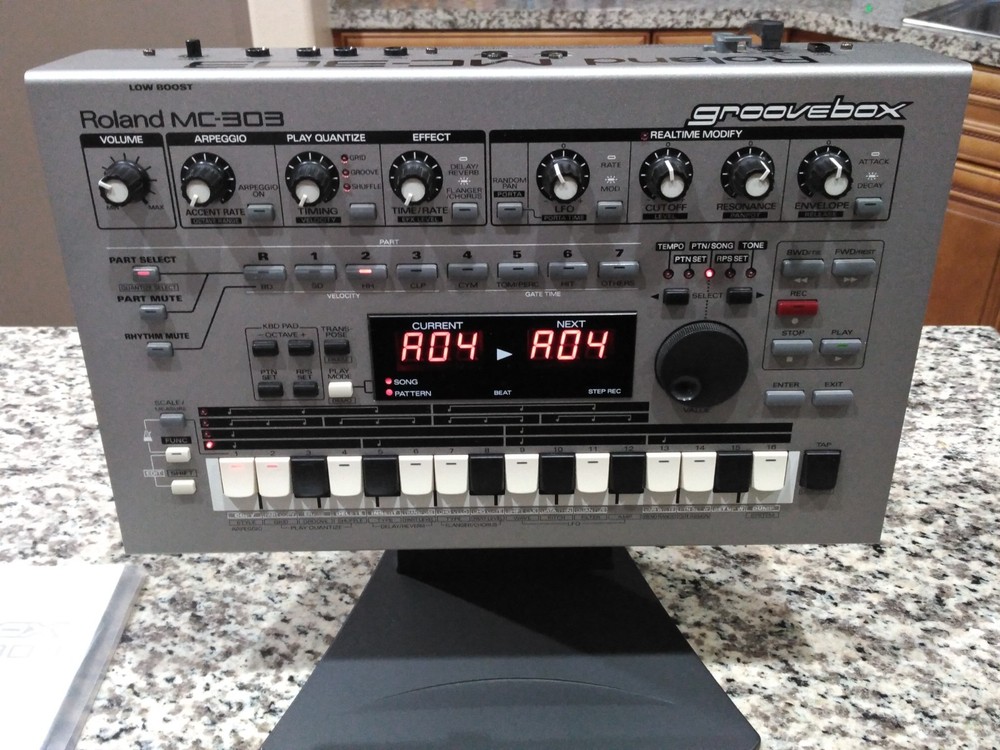 Roland MC-303 Groovebox Sample Drum Machine Synthesizer Mint condition