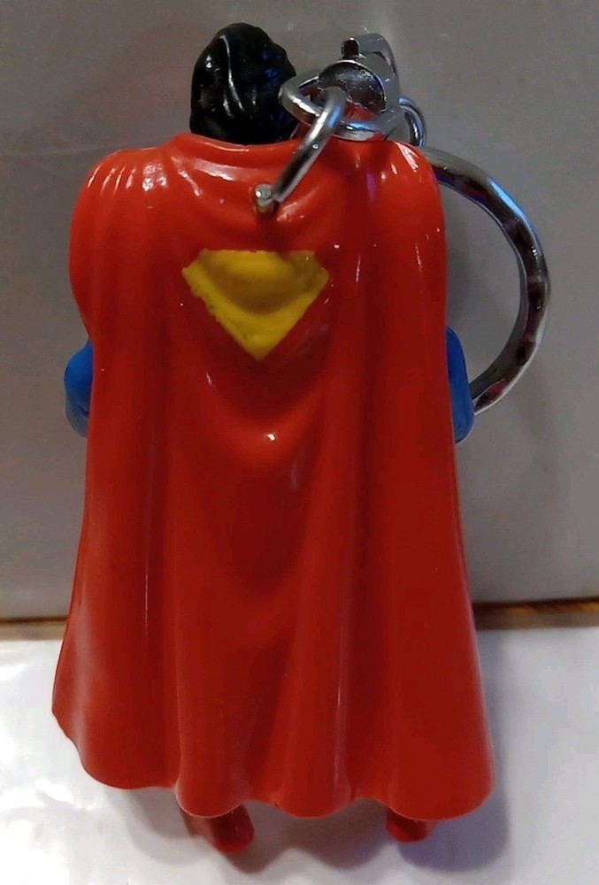 1996 SIX FLAGS SUPERMAN KEYCHAIN PREOWNED 3" DC COMICS