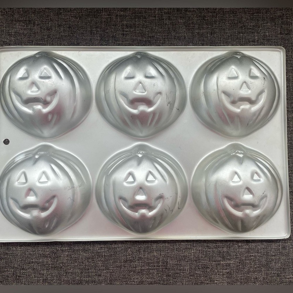 Wilton vintage pumpkin cake pans