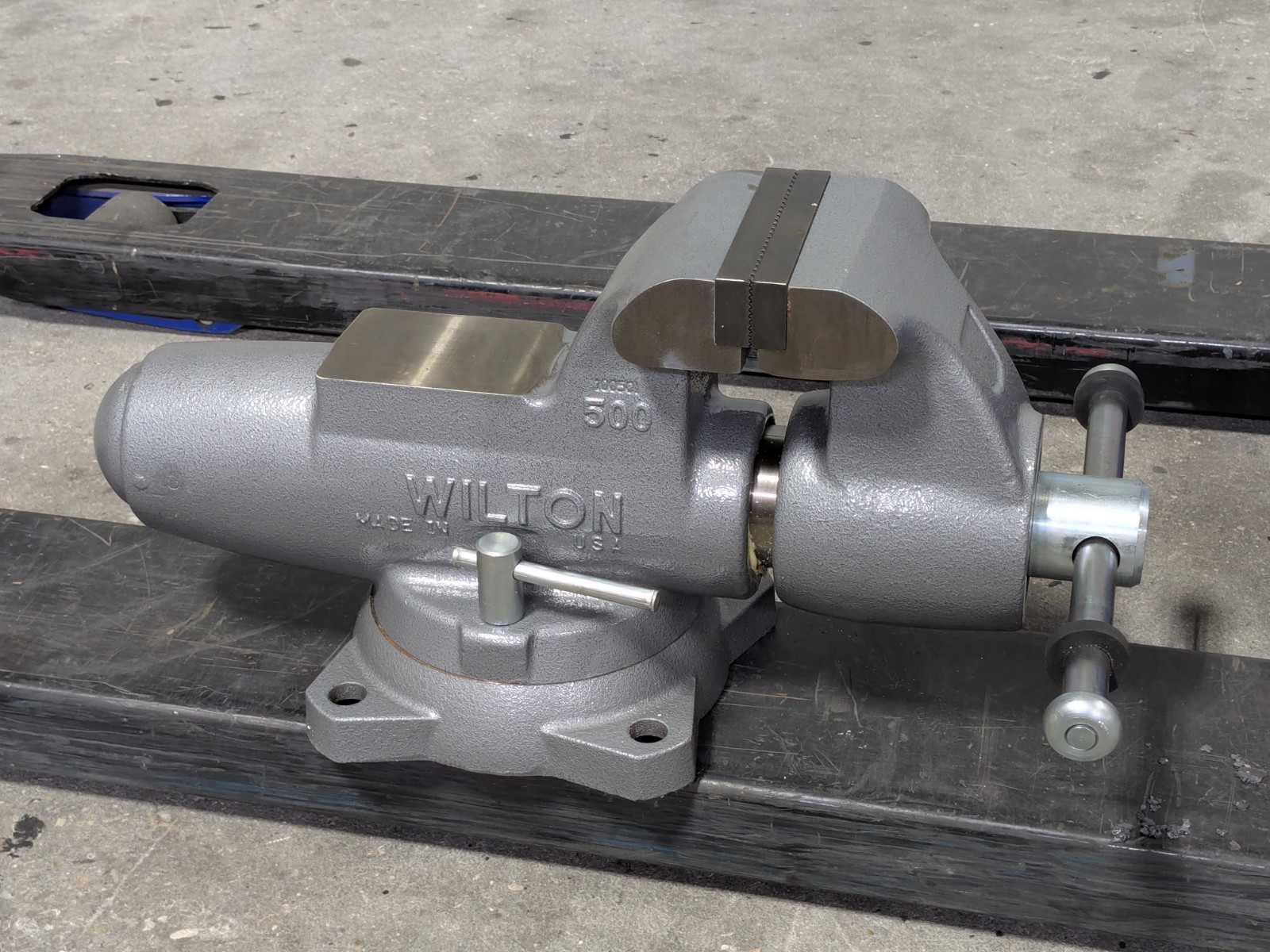 Wilton Round Channel Machinist Vise w/ Swivel Base 5" Jaw Width 8" Opening 28832