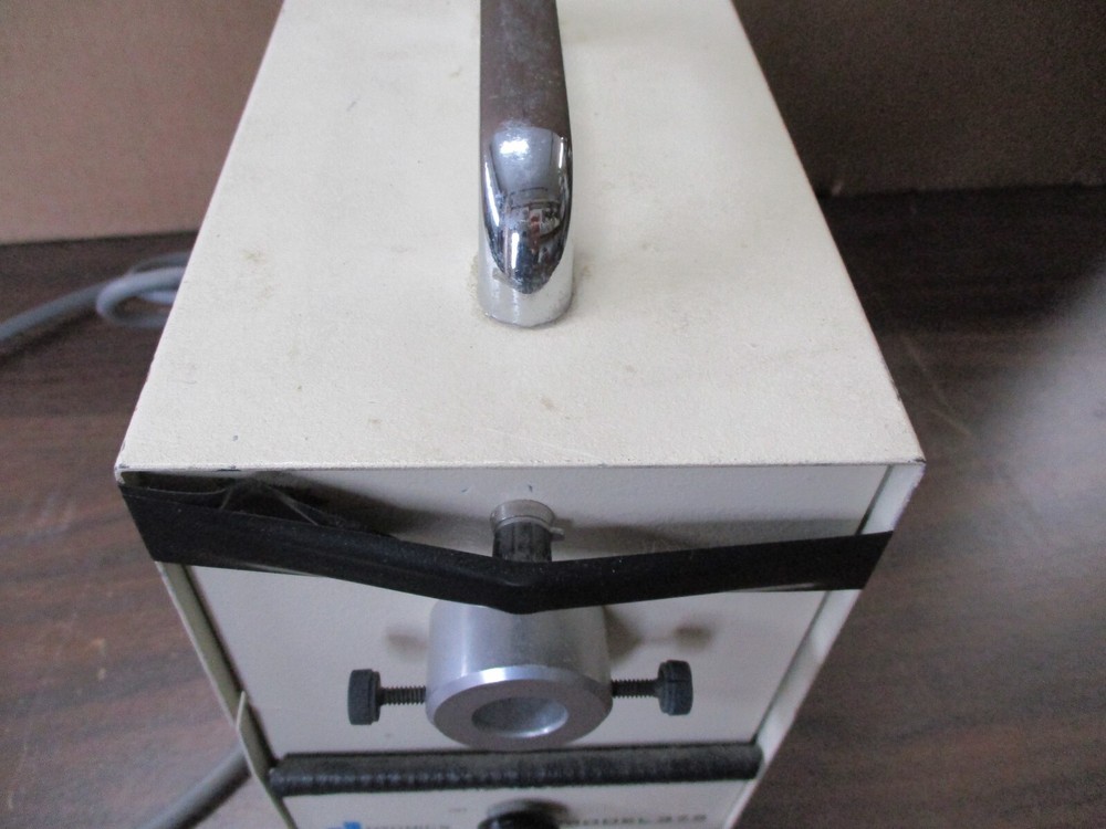 Dyonics 375 Fiber Optic Light Source Illuminator Laboratory Lab Unit Works