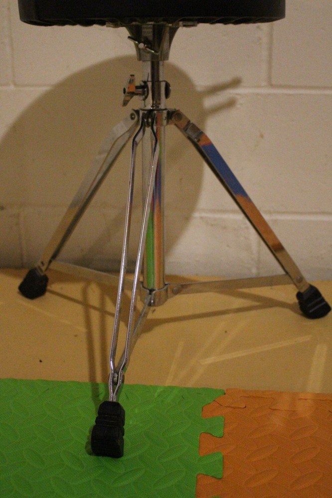 Drum throne with drum sticks