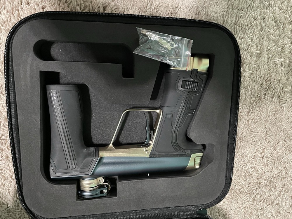 Planet Eclipse CS3 Pro Paintball Marker Package with Barrels, Case, Accessories
