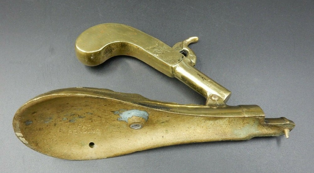 VINTAGE PISTOL & POWDER FLASK SOLID BRASS DOOR KNOCKER