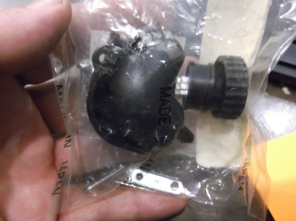 NEW IN PKG DENSO 410877-0180 L-TYPE PLUG CONNECTOR (BIN82)