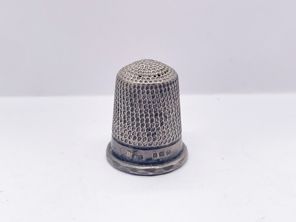VINTAGE SOLID SILVER SEWING THIMBLE SIZE 8