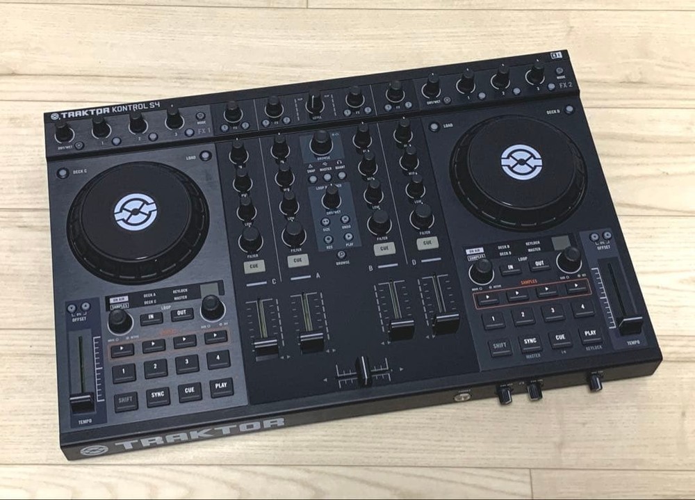 Native Instruments Traktor Kontrol S4 DJ Controller Midi Turntable With case