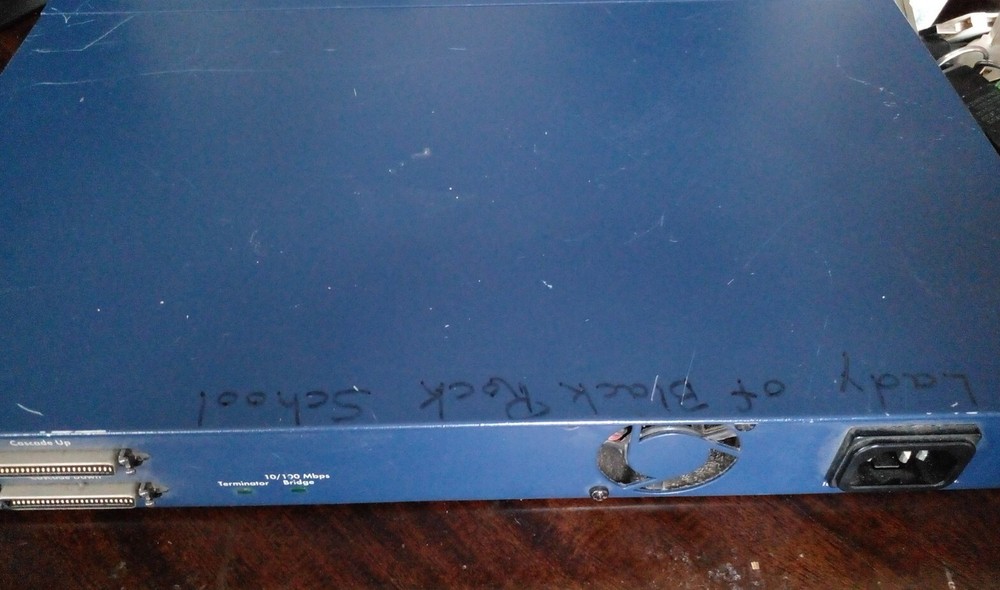 Netgear DS524 Dual Speed Stackable Hub 24 port switch