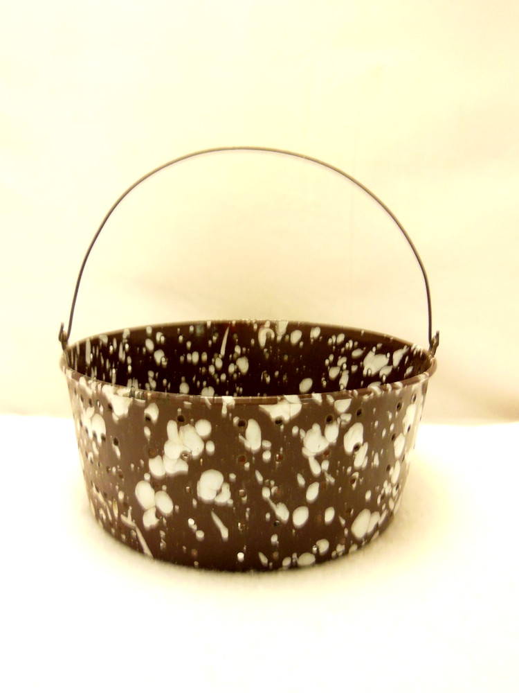 NMINT VTG ENAMELWARE COLANDER STRAINER HANDLED POT SPECKLED BROWN & WHITE 8 .5"