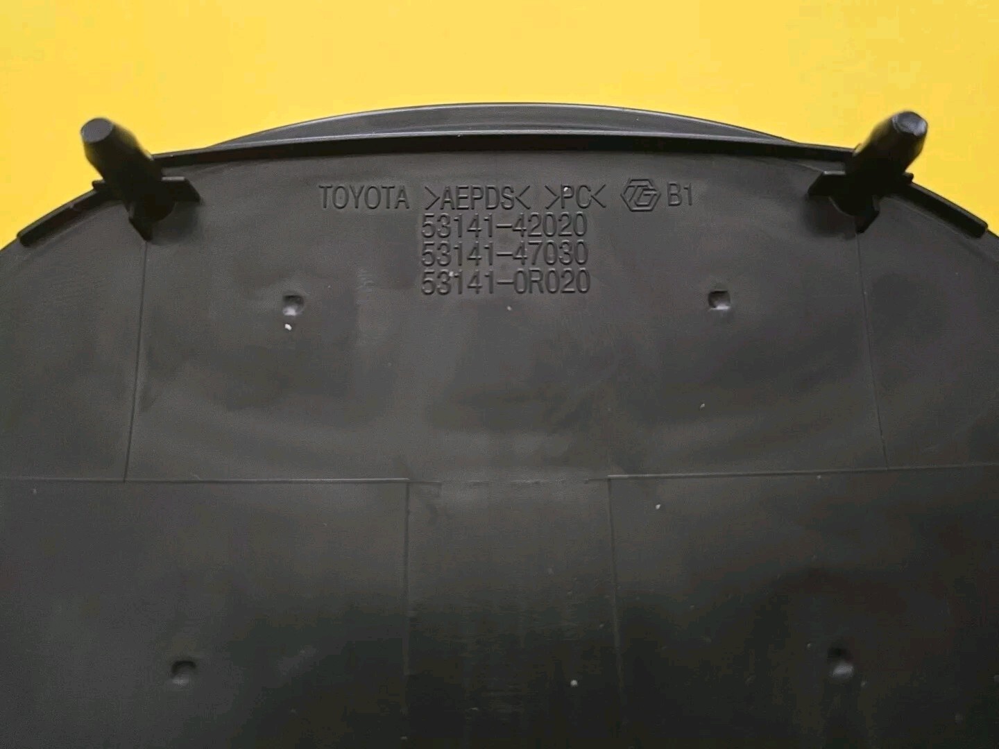 TOYOTA PRIUS AVALON HIGHLANDER RAV4 EMBLEM 53141-47030 / 42020 OE