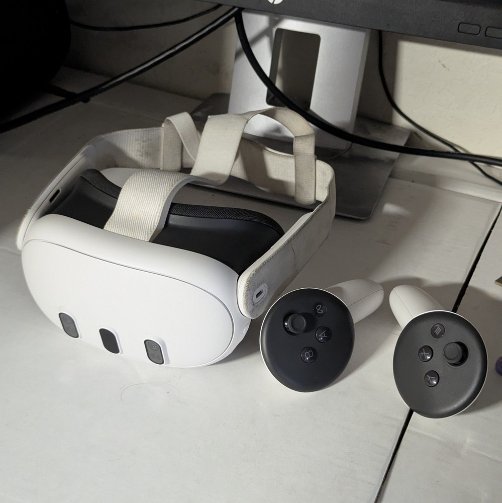 Meta Quest 3 VR Headset - 128GB - Headset & Controllers only