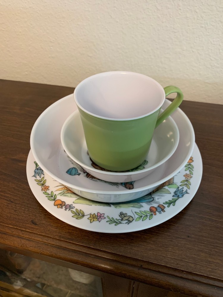 VINTAGE SET OF ONEIDA DELUXE CHILDRENS DINNERWARe