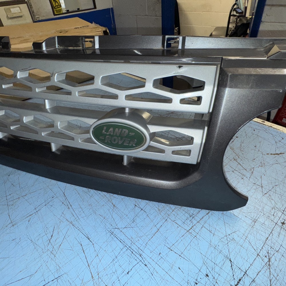 Land Rover Discovery 4 Front grill panel Corris grey paint code 873