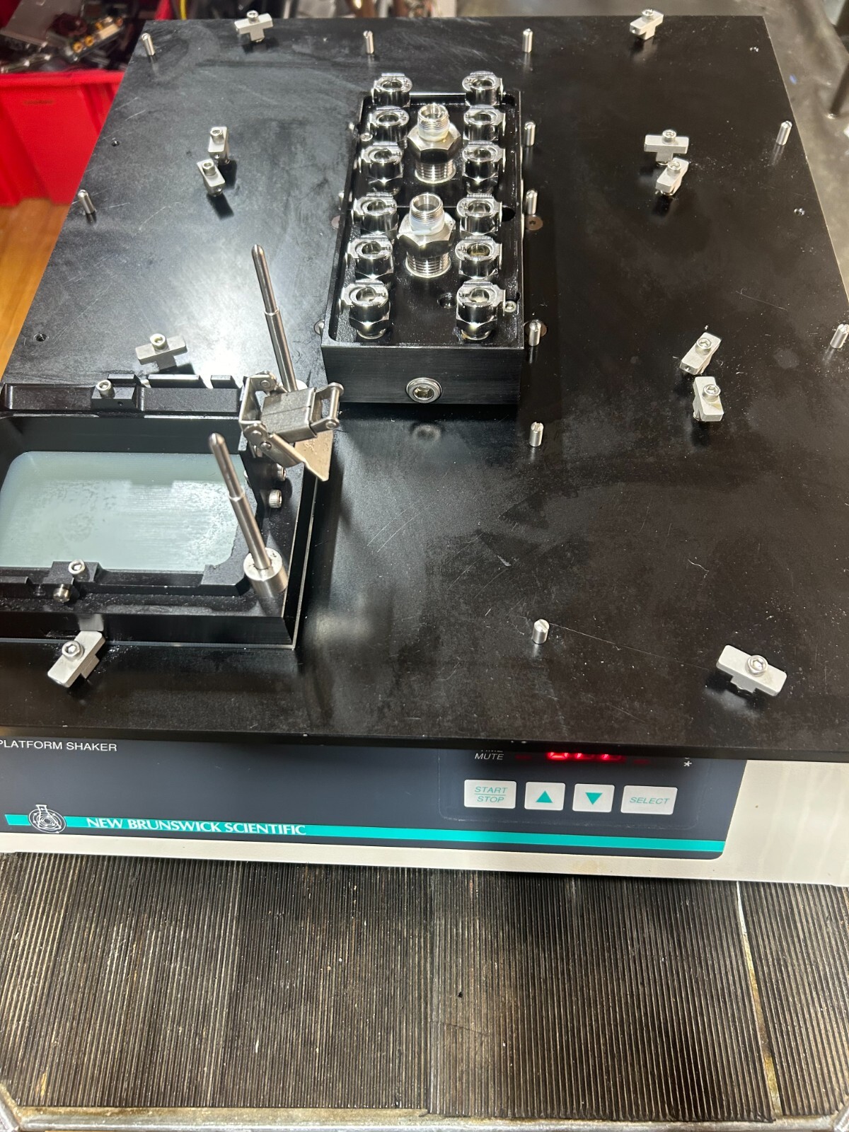 New Brunswick Innova 2100 Platform Shaker M1194-2000