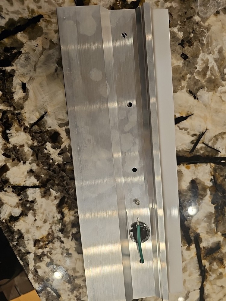 ROBERN TOP LIGHT With Motion Switch And Outlet
