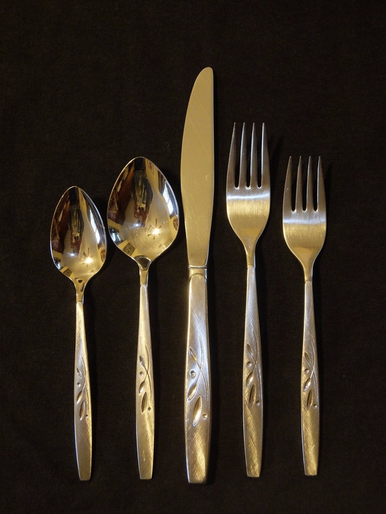 Oneida Heirloom WILL O' WISP Place Setting Stainless
