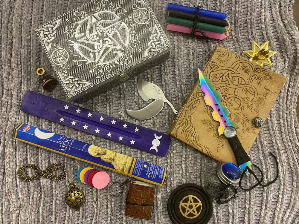 Altar Kit Celtic Pagan 13 components plus 100 spells and instructions