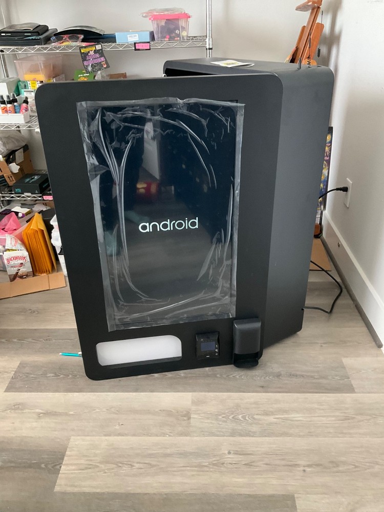 *New* Smart vending machine with ID scanner 32-inch touchscreen