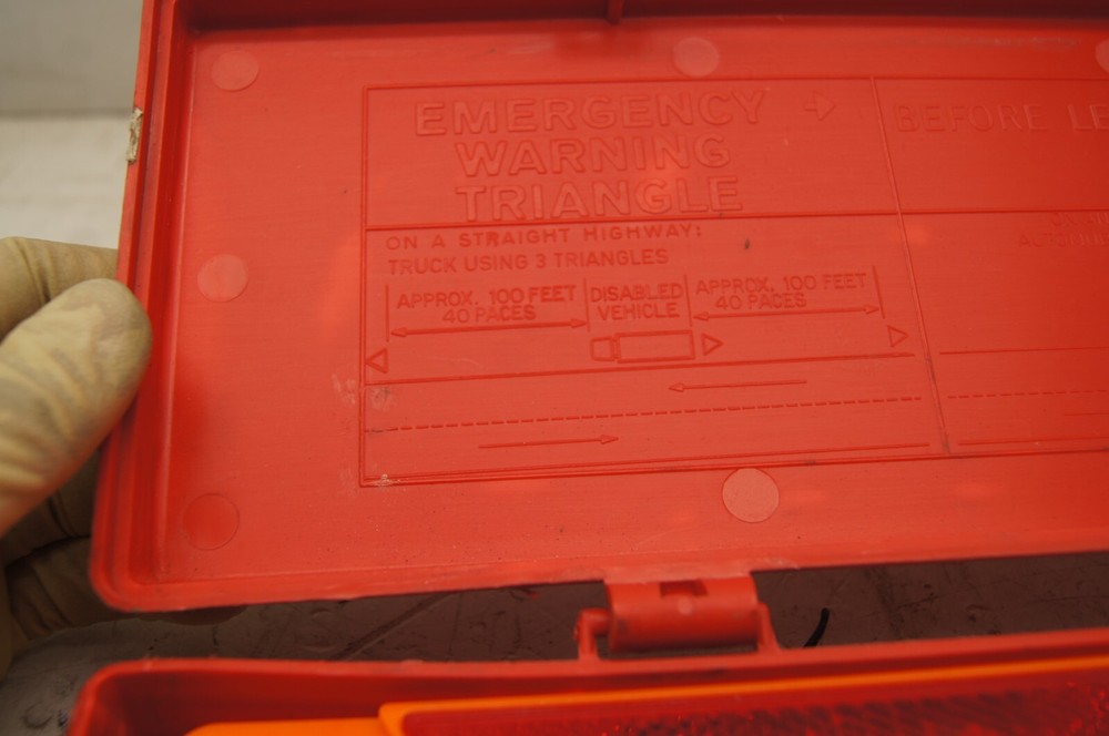 Automobile emergency warning triangle