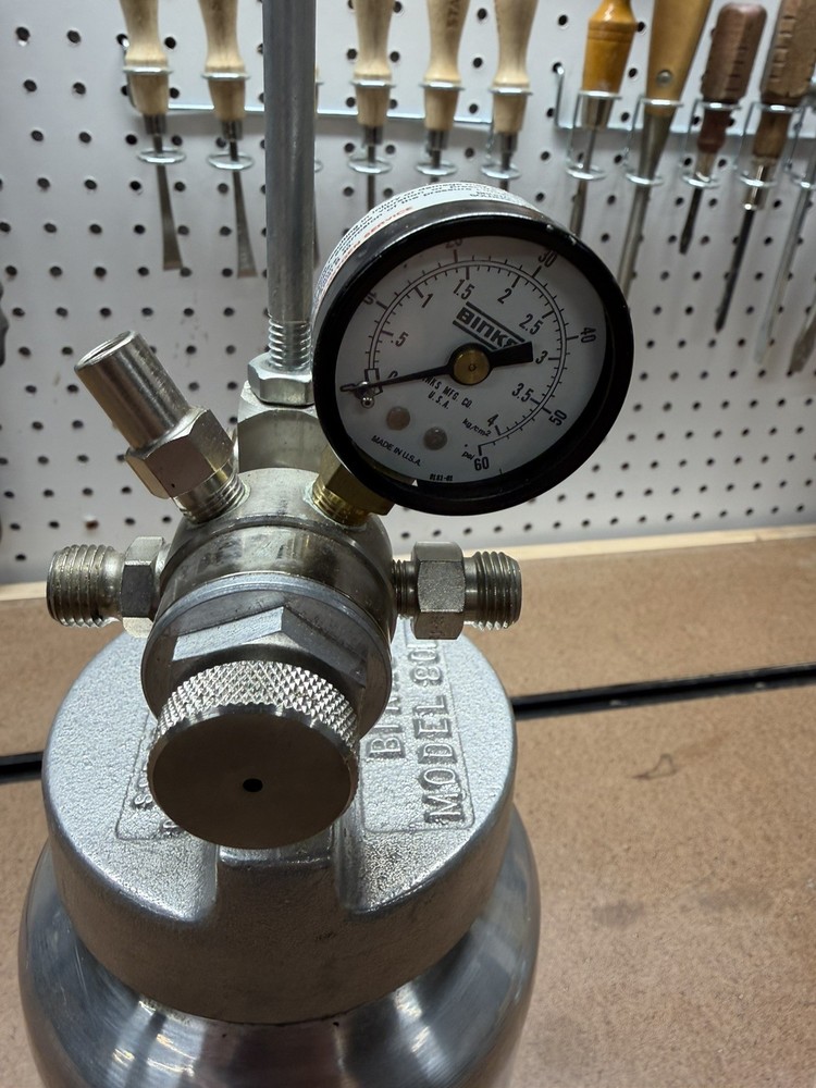 Binks Model 80-228 2 Qt Pressure pot CLEAN