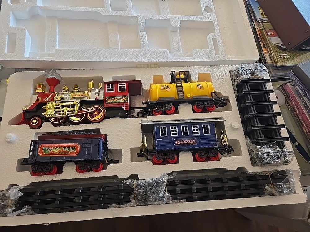 TRADITIONAL EASTERN EXPRESS BATTERY OPERATED MODEL TRAIN & TRACKS SET