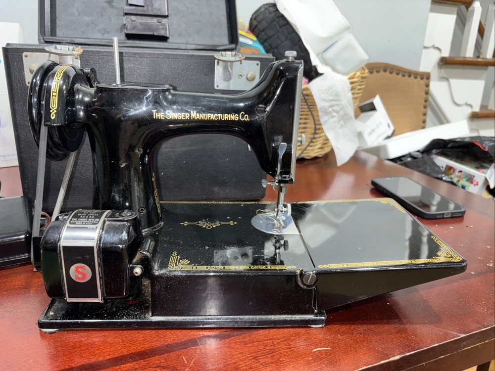 Antique 1937 Singer Model 221 Sewing Machine/ButtonHole Case/Accessories