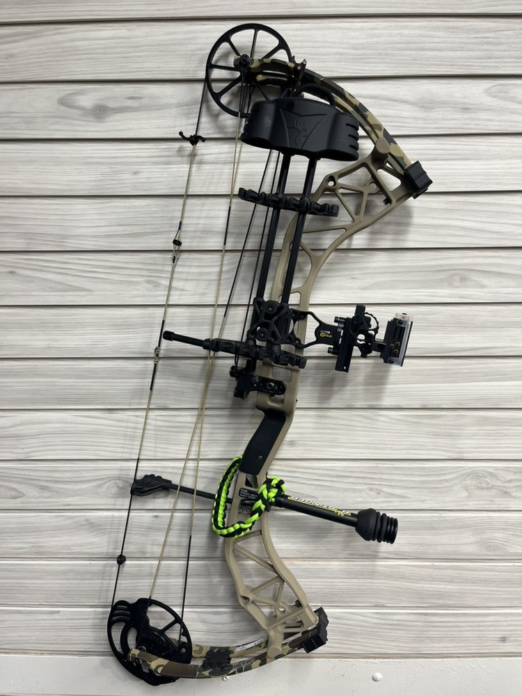Bear Archery Compound Bow With ADAPT Cam System (A1G011659)