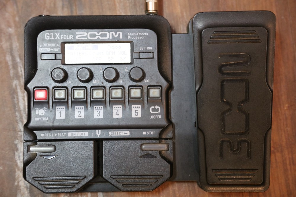 Zoom G1X FOUR Digital Multi-Effects Processor Looper with Expression Pedal