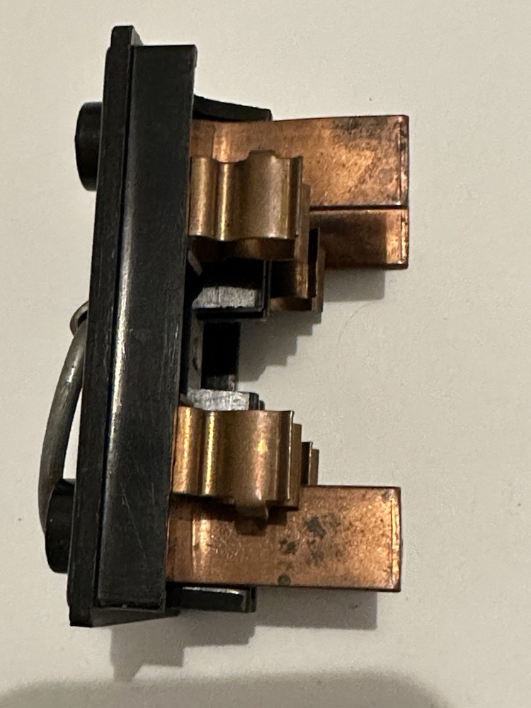 30 AMP 240 VOLT FUSE PULL OUT HOLDER HORIZONTAL SLOT
