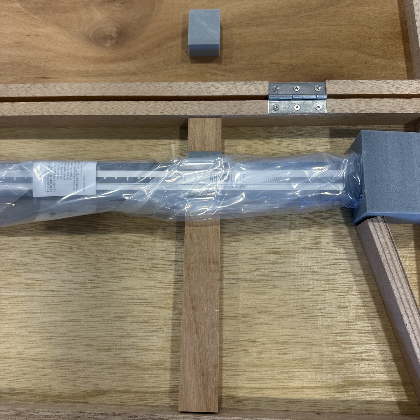 New Mitutoyo Metric Carbon Fiber Digital Caliper 1000mm / 0.01mm Nib Style Jaws