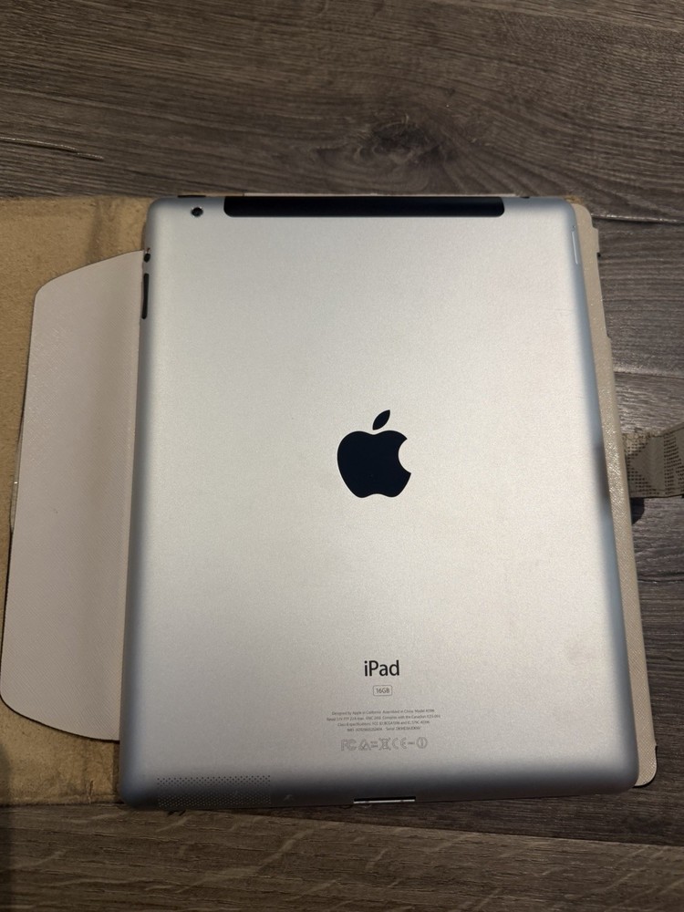 Apple IPad 2 White/Silver With Michael Kors Case bundle