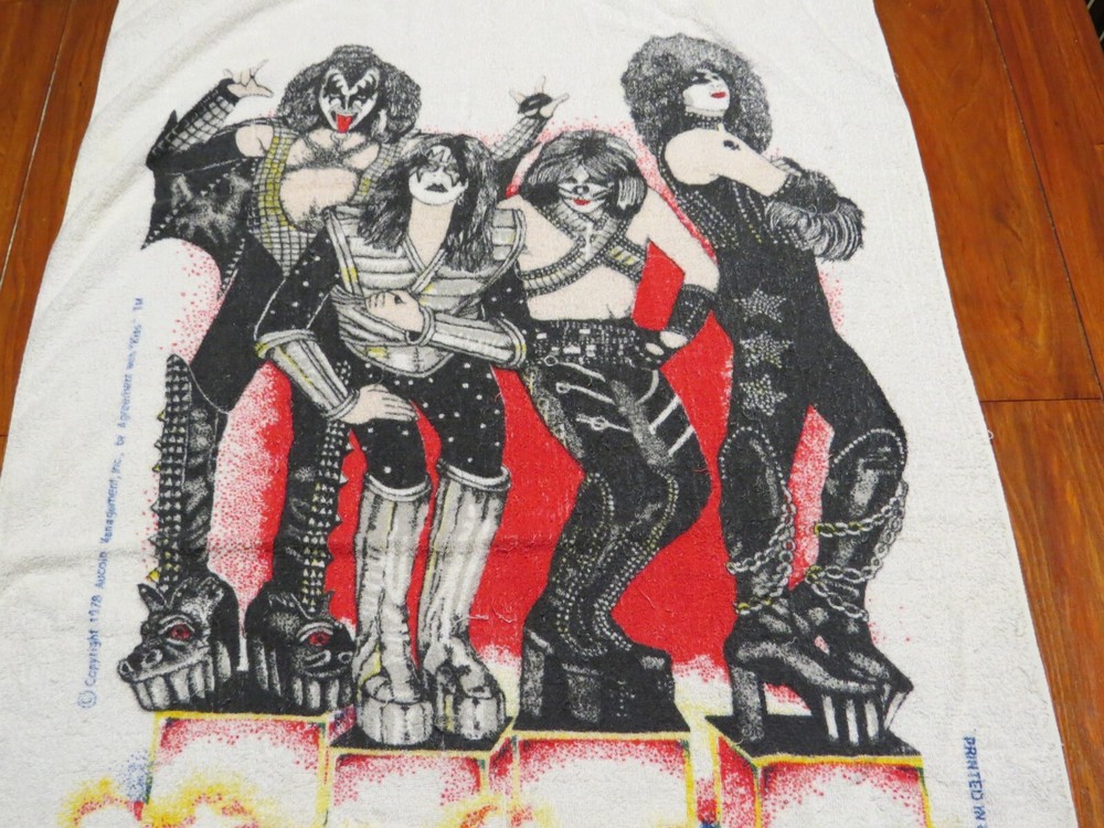 KISS ON CUBES TOWEL 1977 OFFICIAL AUCOIN BEAUTIFUL!