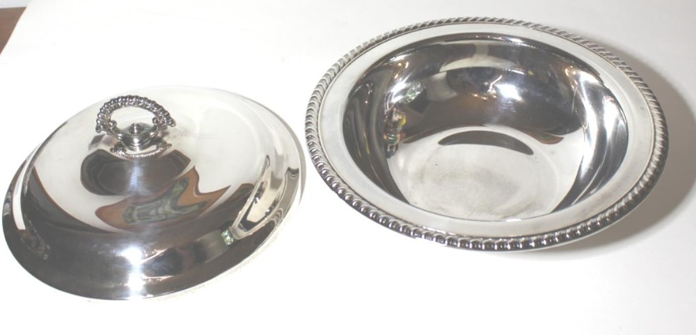Vintage Wm Rogers Silverplate Elegant Lidded Round Serving Bowl 10"
