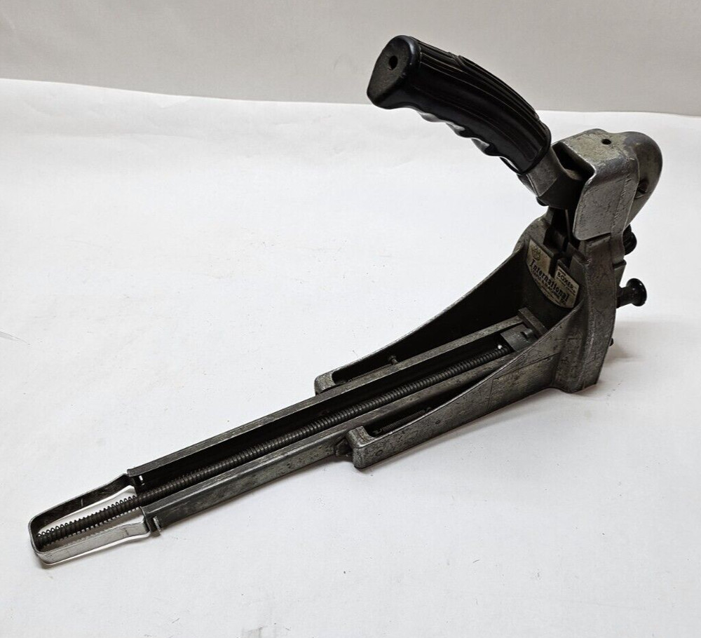 International Staple & Machine Co. HB5A56310 Hand Boxer Stapling Machine