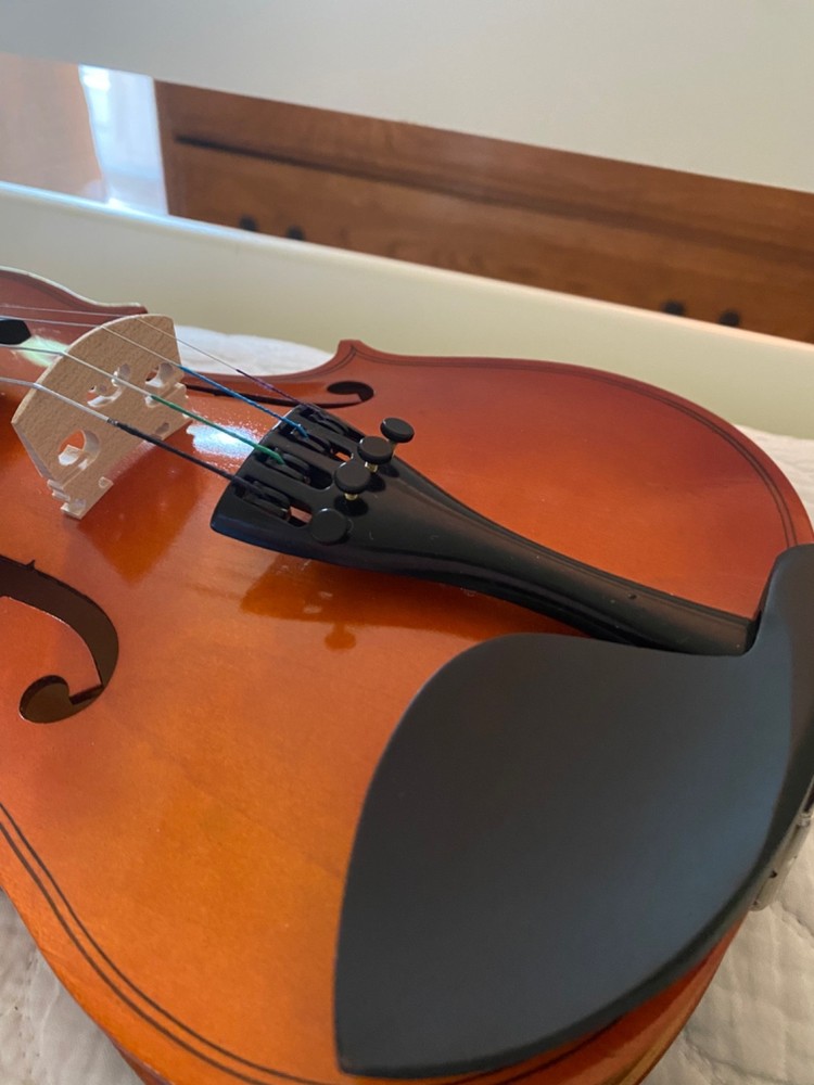 Light brown violin with bow and resin
