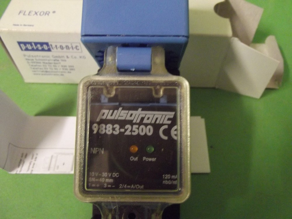 FLEXOR Pulsotronic 9883-2500 NPN 40mm Inductive sensor.