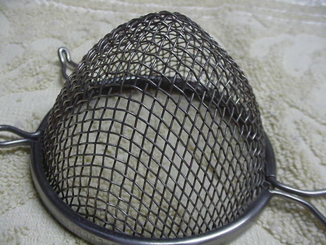 Vintage Small Mesh Strainer/Sifter Kitchen Utensil RED Bakelite Handle EXC CON