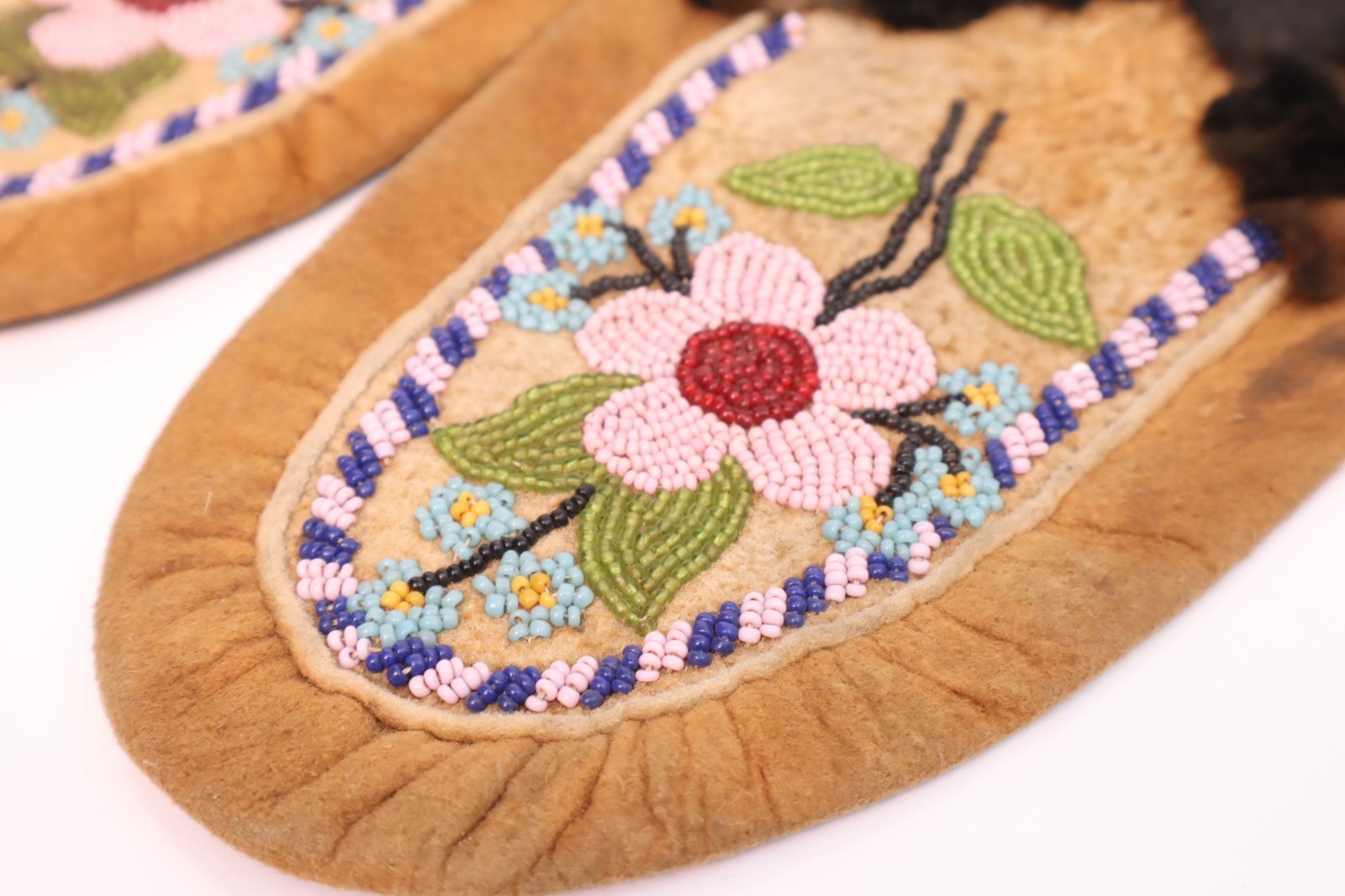 VINTAGE CREE INDIAN FLORAL Leather BEADED MOCCASINS native American 7"