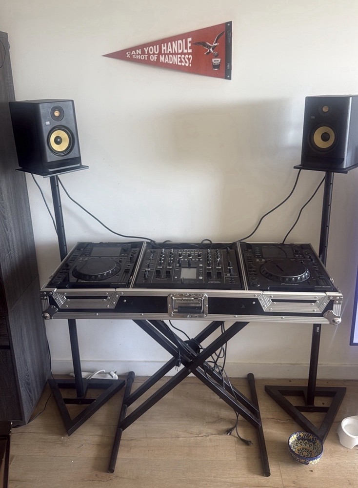 Dj Set Up (Cdjs + Mixer + Soundsystem)