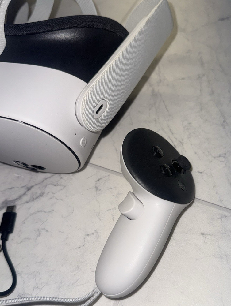 Meta Oculus P97 With Controllers