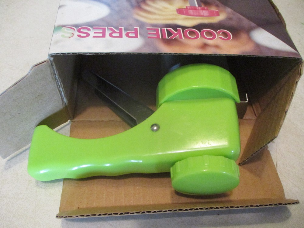 Cookie Press with Icing Tips and Cookie Discs