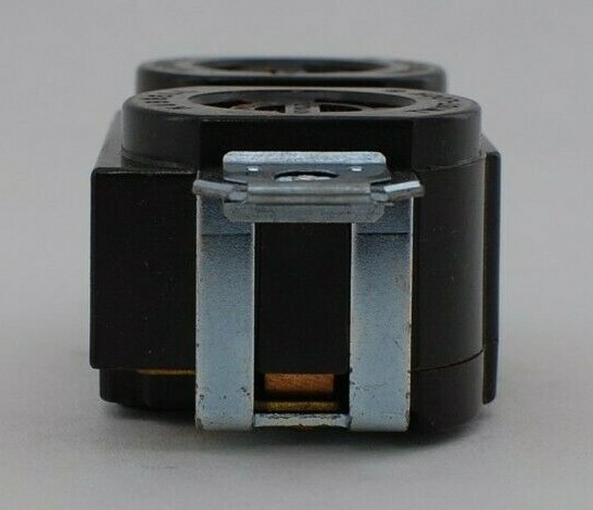 Hubbell 4560 Twist-Lock Single Receptacle