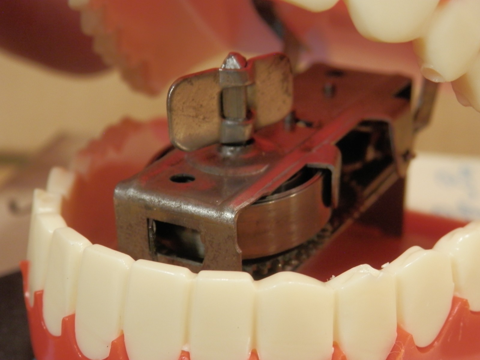 Vintage YAKITY-YAK TALKING CHATTERING TEETH Toy In Westclox Travette II Box