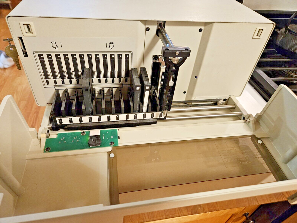 ADIC Dat Autochanger Autoloader Tape Drive with 2 DAT tapes