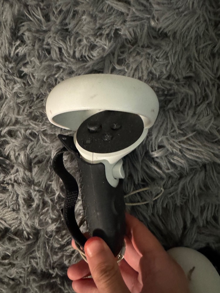 White oculus quest 2 with head strap & the oculus carrying case